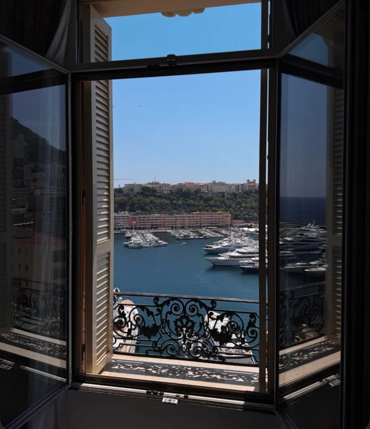 Fenêtre ouverte sur le port de Monaco